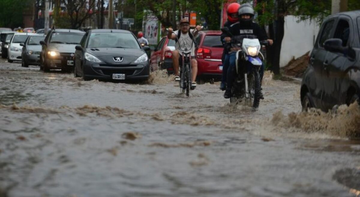 Intensa lluvia en Córdoba, y "ríos" en las calles; alerta vigente