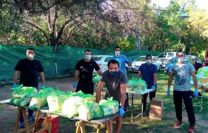 Integrantes de  ACAMA, entregaron bolsones de alimentos.