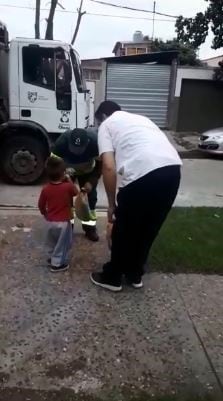 Un niño de Don Torcuato emociona con su gesto al regalarle presentes navideños a los recolectores de residuos.