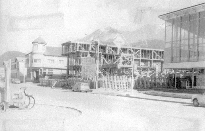 Pasado y presente de Ushuaia.
Fotos: Vía Ushuaia - Archivo histórico Municipalidad de Ushuaia.