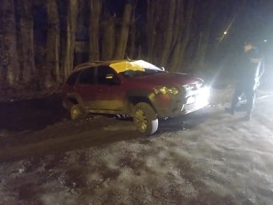 El automóvil a punto de caer al arroyo Esquel