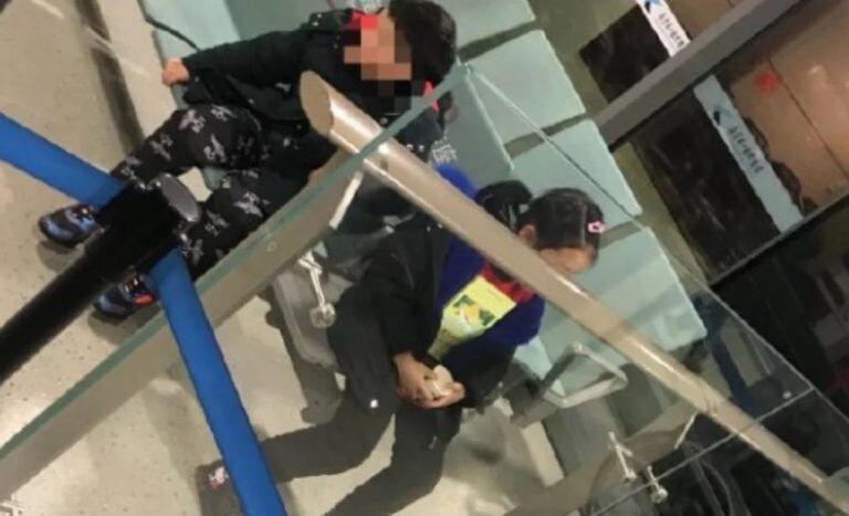 Un matrimonio dejó a sus hijos en el aeropuerto porque no les permitían abordar (Web)