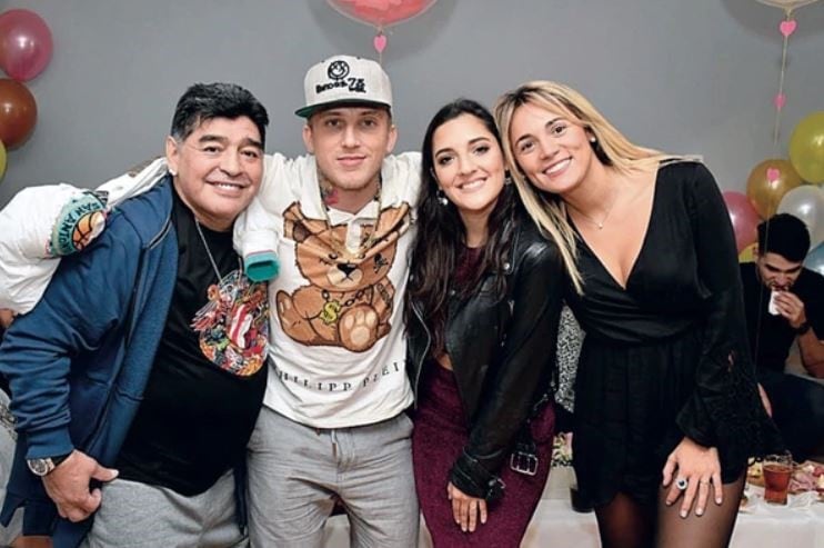 Diego Maradona y Rocío Oliva, junto a "El Polaco" y Jana.