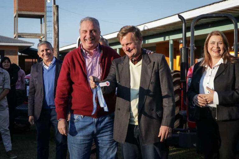 El gobernador Passalacqua y la ministra Aquino, junto al titular de Educación Técnica, Alberto Galarza, durante la entrega de tractores y del título de propiedad del predio de bomberos de Puerto Libertad. (MisionesOnline)