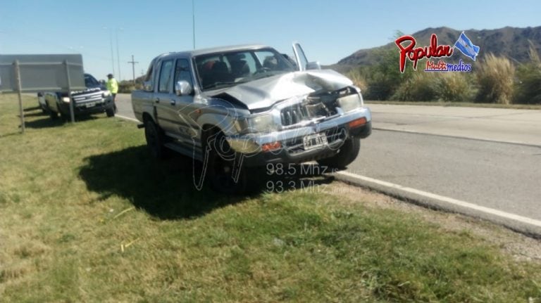 Así quedó la camioneta luego de impactarlos.