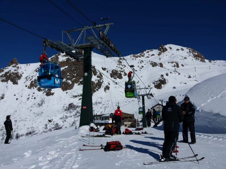 Evacúan a 240 personas en rápel en la telecabina del Cerro Catedral de Bariloche.