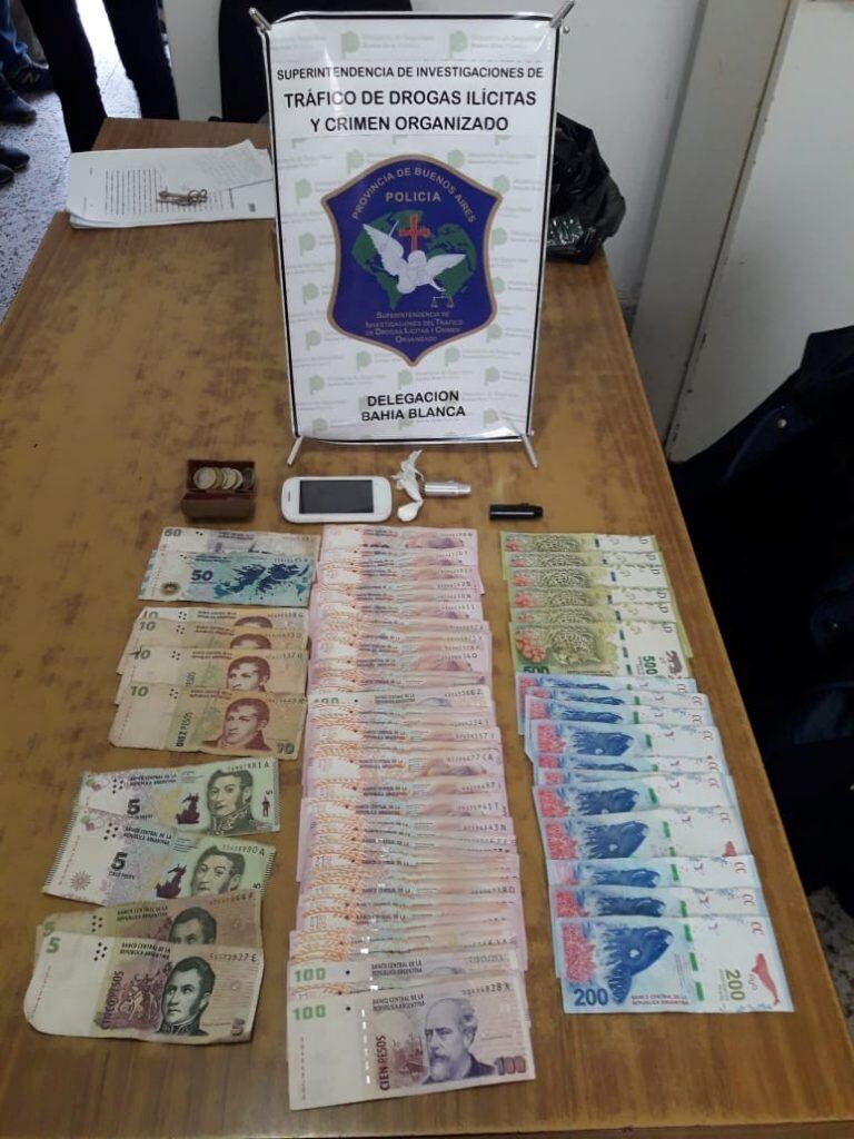 secuestraron cocaína, marihuana, plantas de marihuana, balanzas, elementos de corte, celulares y computadoras.