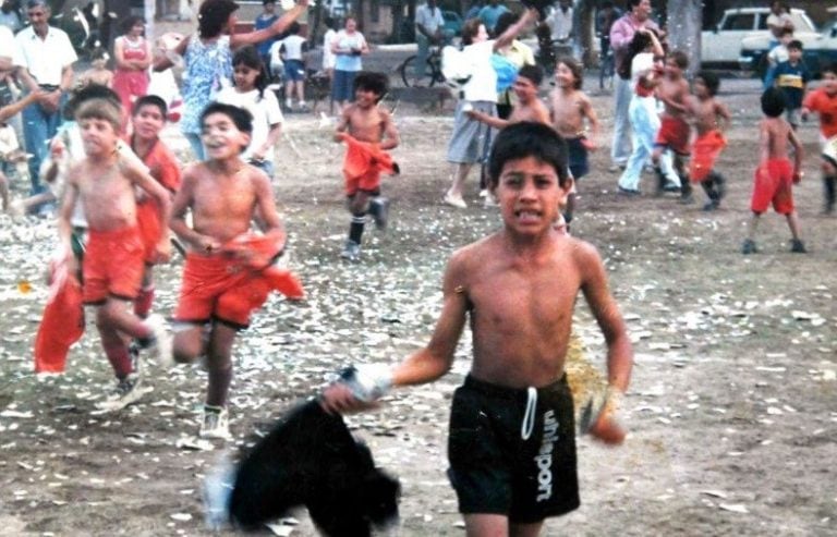 El arquero Andrada en una de las vueltas olímpicas en Mendoza.