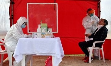 Puesto de control de caminantes ese luens 25 de mayo en Posadas, durante la actividad al aire libre. (Sixto Fariña fotos)