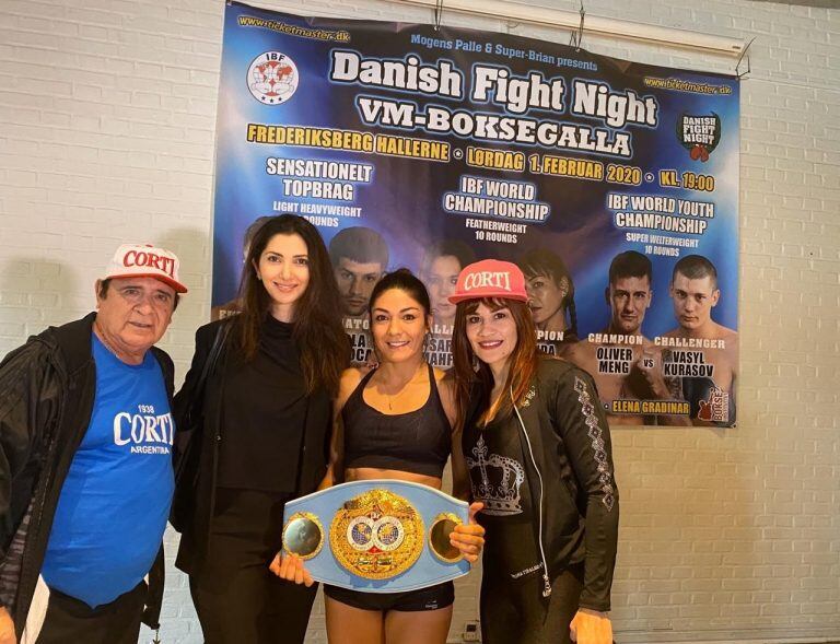 Brenda Carabajal, conel cinturón que pone en juego, junto a la retadora Sarah Mahfoud, el día del pesaje en Copenhague. Con ellas, la excampeona Marcela "La Tigresa" Acuña.