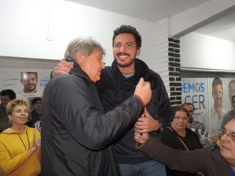 Alesandri junto a su hijo Federico, quien fuera reelecto intendente de la localidad de Embalse.