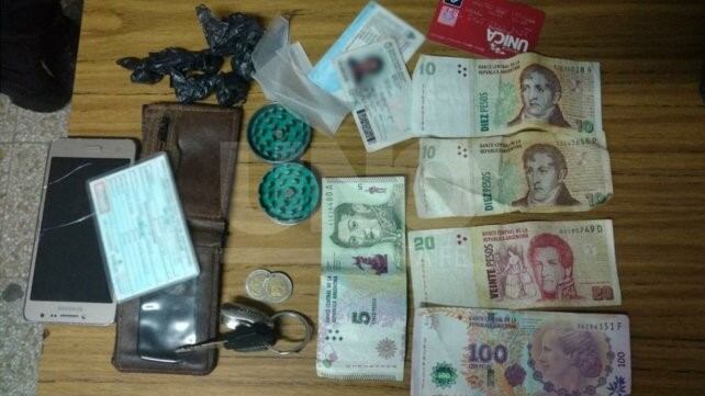 La droga, el dinero y los elementos fraccionados fueron secuestrados por la policía. (Uno Santa Fe)