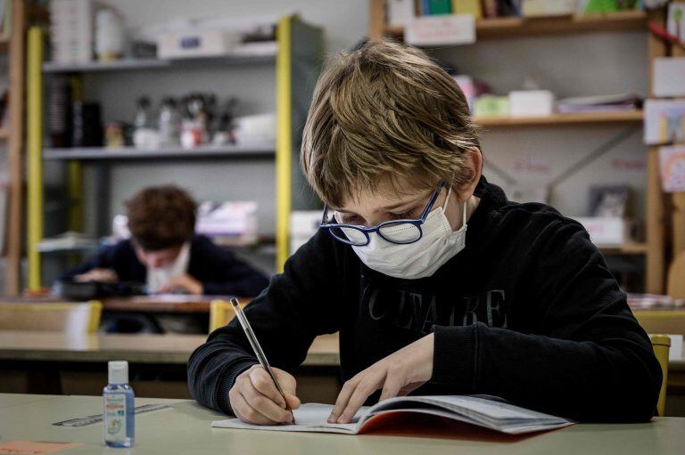 Los alumnos también se cubren con barbijos. (Foto: AFP)