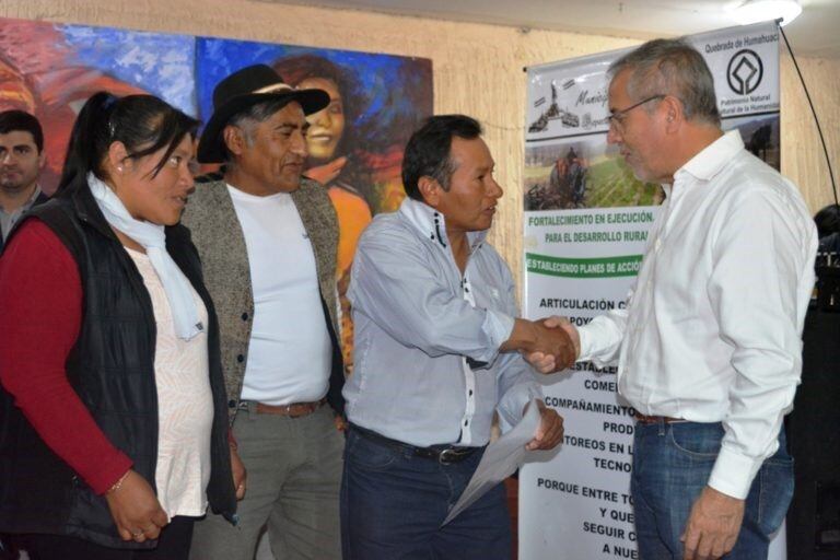 "Es a través del pequeño emprendedor donde se genera más trabajo", definió el ministro Abud Robles en la entrega de créditos en Humahuaca.