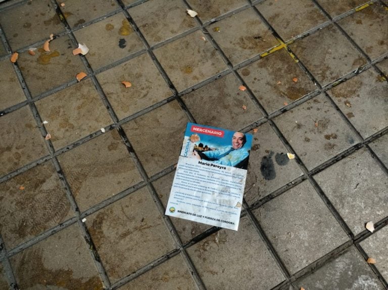 La protesta de Luz y Fuerza de este lunes con ataques a huevazos a Cadena 3 y rotura de vallas en la Lotería.