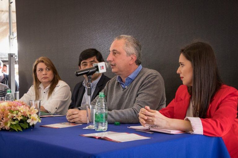 El gobernador de Misiones, Hugo Passalacqua, junto a la ministra de Educación, el intendente de Posadas y la responsable de la Agencia Universitaria, Mariela Dachary. (Misiones Online)