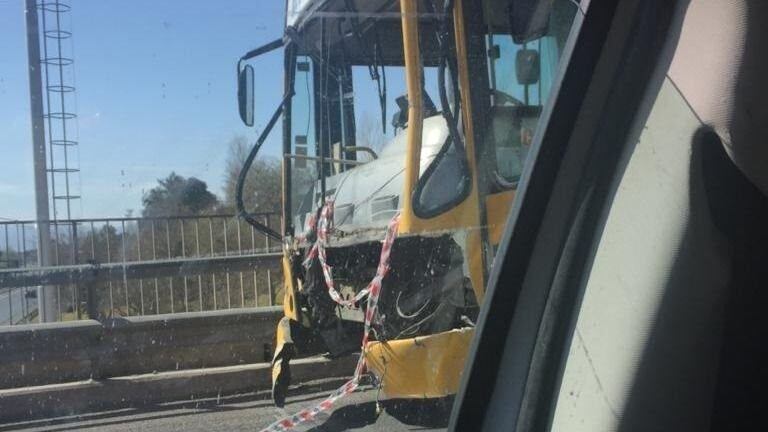 Los dos vehículos terminaron muy dañados.