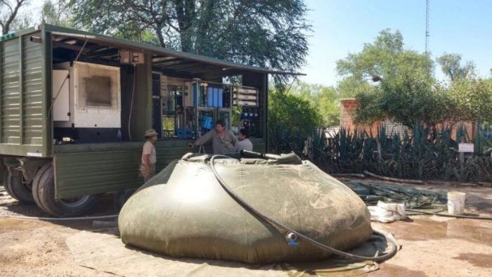 El ejército trabaja en el norte entregando agua a las comunidades wichís.