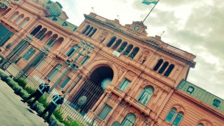 La Casa Rosada amaneció decorada con un aro de básquet en homenaje a la Selección Argentina (Foto: Twitter/@MauriElbueno)