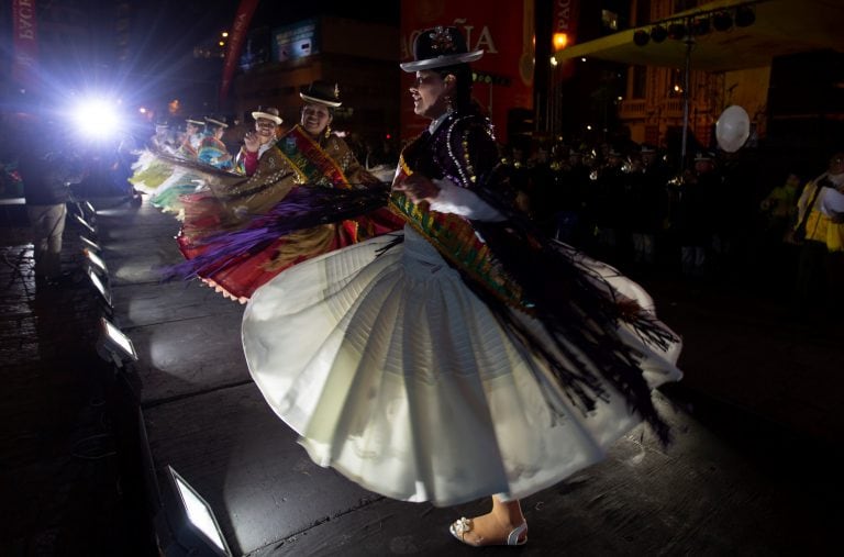 Jóvenes aymaras desfilan en la pasarela durante la elección de la Cholita Paceña 2019, concurso celebrado en La Paz, Bolivia, el viernes 28 de junio. ( AP Photo/Juan Karita)