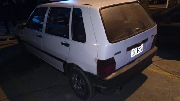 El Fiat UNO blanco circulaba  a gran velocidad cuando fue observado por efectivos policiales.