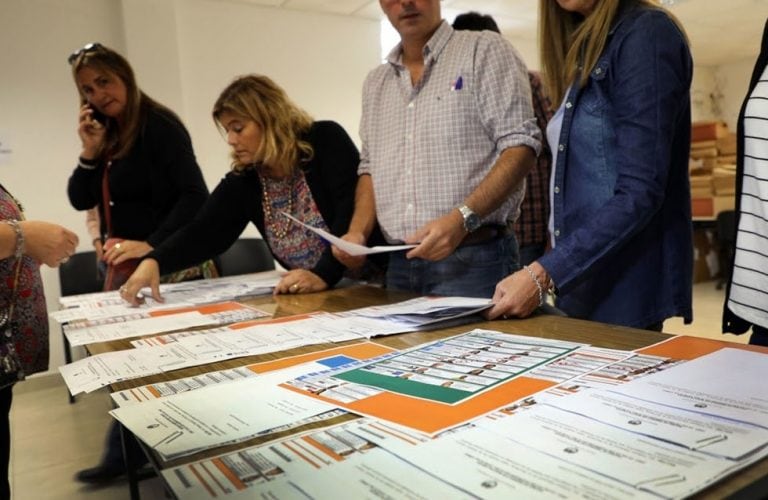 Se exhibieron los modelos de las boletas únicas que se utilizarán para las elecciones primarias.