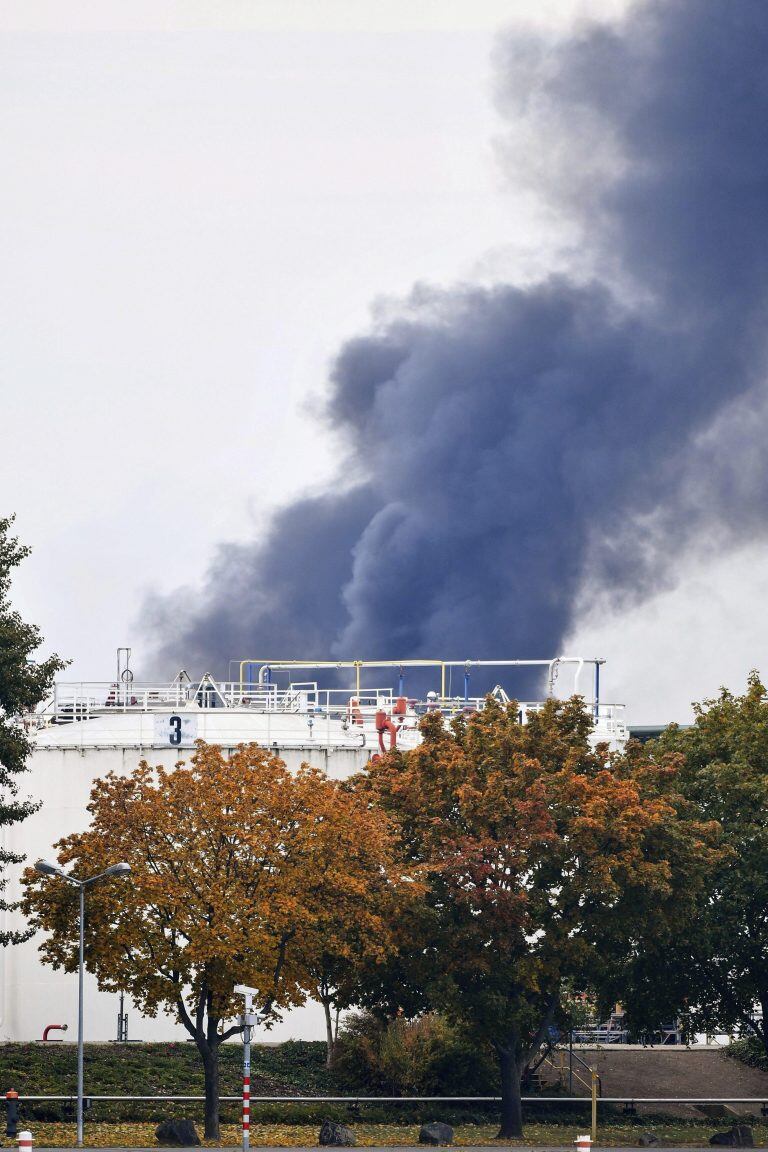 MHM006 LUDWIGSHAFEN (ALEMANIA) 17/10/2016.- Una columna de humo se eleva desde el recinto de la compañía Basf en Ludwigshafen (Alemania) hoy, 17 de octubre de 2016. Varias personas resultaron hoy heridas y un número indeterminado permanecen desaparecidas tras dos explosiones en principio no relacionas en sendas plantas químicas del gigante alemán BASF en Lampertheim y Ludwigshafen (oeste de Alemania), dos localidades a apenas 30 kilómetros de distancia. EFE/Uwe Anspach