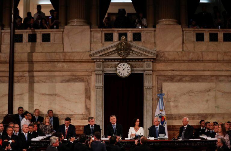 BUE17. BUENOS AIRES (ARGENTINA) 01/03/2018.- El presidente de Argentina, Mauricio Macri (c), asiste hoy, 01 de marzo de 2018, a la inauguración del 136 período de sesiones ordinarias del Congreso de la Nación en Buenos Aires (ArgentinA). Macri, aseguró hoy que ve "con agrado" que el Congreso se apreste a debatir este año sobre una ley del aborto y pidió que "se escuchen todas las voces y se tomen en cuenta todas las posturas" sobre un tema que requiere de un tratamiento "maduro" y "responsable". EFE/David Fernández