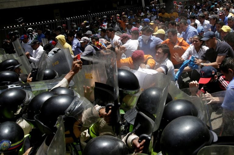 Demonstrators clash with security forces during an opposition rally in Caracas, Venezuela, April 4, 2017. REUTERS/Marco Bello     TPX IMAGES OF THE DAY