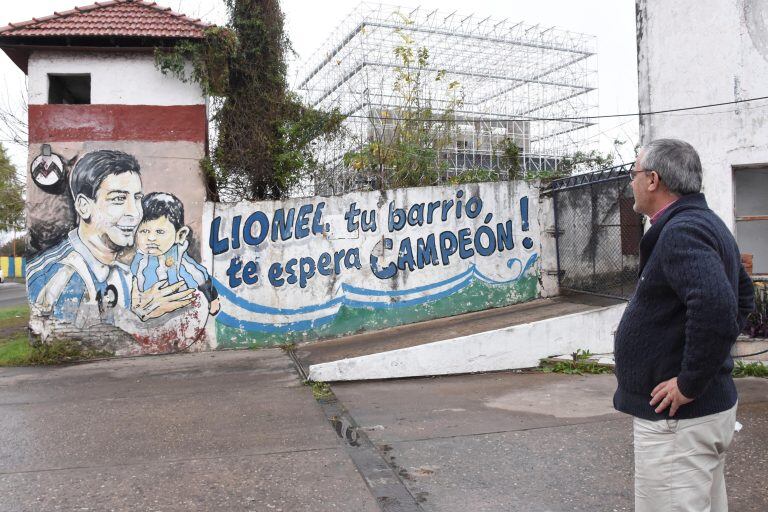 Un hombre observa el 28/06/2017 en Rosario, Argentina, un graffiti en el que se lee "Lionel, tu barrio te espera, CAMPEÓN!". El astro del fútbol Lionel Messi celebrará el 30/06/2017 su boda con Antonela Roccuzzo, la madre de sus dos pequeños hijos, con una fiesta íntima en la ciudad argentina de Rosario con invitados de todo el mundo.  santa fe rosario  casamiento futbolista del FC barcelona en rosario mural hecho por amigos de la infancia del futbolista arte callejero murales muralismo