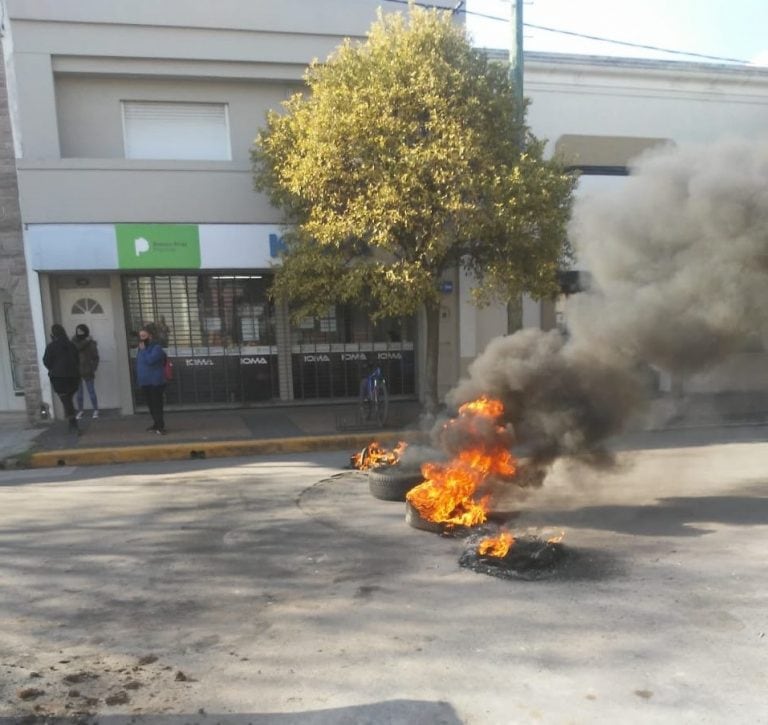 Protesta frente a IOma de familiares de Mateo Barraza