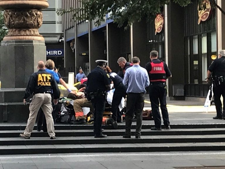 Médicos atienden a uno de los heridos que dejó el tiroteo en un banco de Cincinatti.