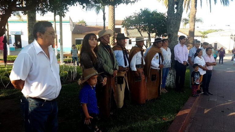 Acto protocolar que encabezó el intendente Alejandro Torres, junto a directivos de las entidades gauchas y familiares del homenajeado.