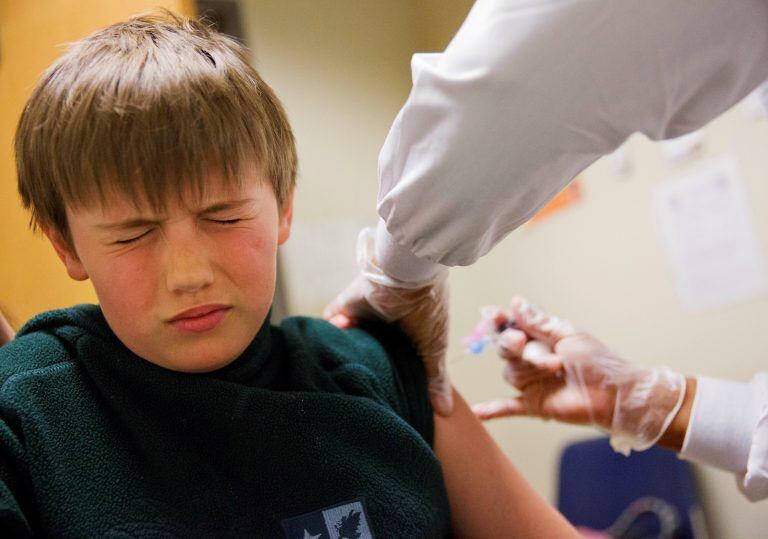 Reed Olson, 8, gets a flu shot at a Dekalb County health center in Decatur, Ga., Monday, Feb. 5, 2018. The U.S. government's latest flu report released on Friday, Feb. 2, 2018, showed flu season continued to intensify the previous week, with high volumes of flu-related patient traffic in 42 states, up from 39 the week before. (AP Photo/David Goldman) eeuu Decatur  eeuu alerta por una intensa ola de gripe epidemia de gripe en eeuu