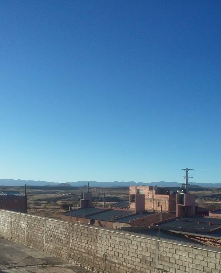 En las alturas de la ciudad fronteriza de La Quiaca, el cielo luce profundamente celeste este viernes.