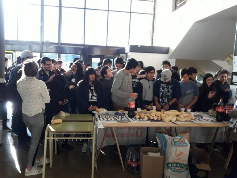 Una choripaneada también reunió a la comunidad universitaria.