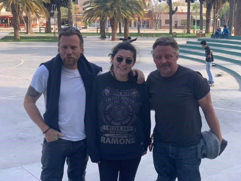 Ewan McGregor  a la izquierda. En el medio se encuentra la jachallera Sandra Olivares.