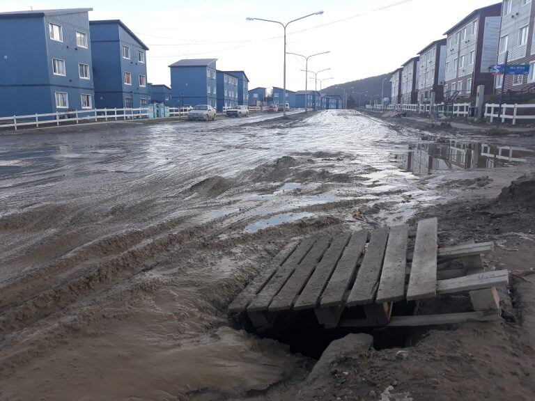 Avenida De la Estancia, ausencia de alcantarilla y rejilla de desagüe