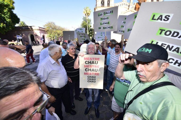 El Suoem  despide a Ramón Mestre con una protesta en el Teatro Real.