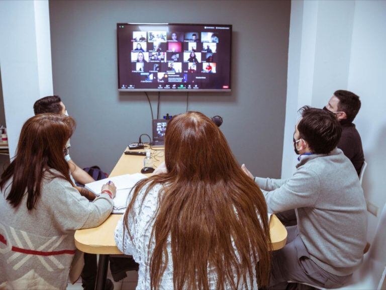 Funcionarios provinciales matuvieron una reunión mediante videoconferencia con representantes de los barrios de la Margen Sur.