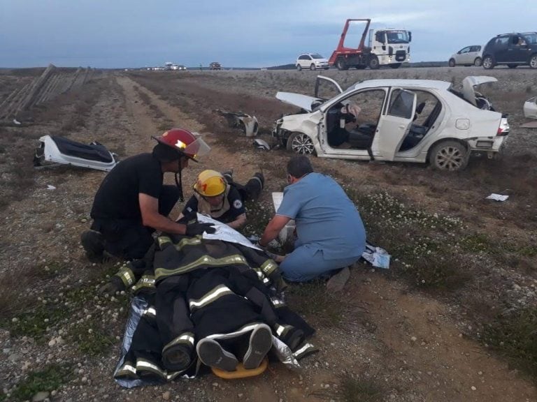 Bomberos y personal de la salud asisten a los heridos