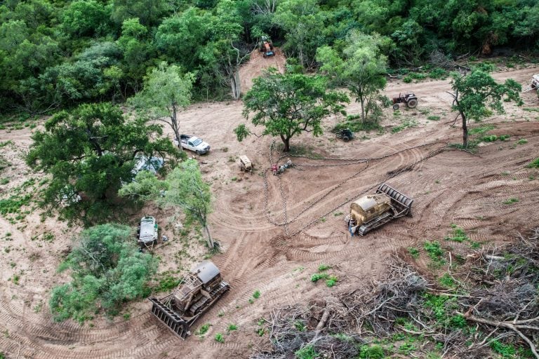 Imagen aérea de topadoras estacionadas en una finca de la provincia de Salta (Web)