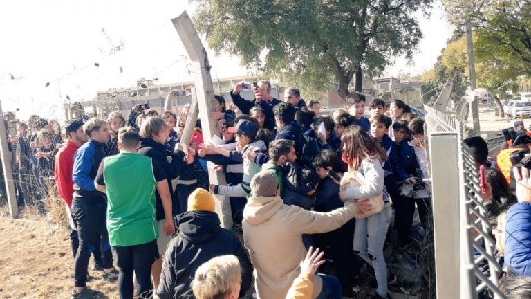 Paulo Londra en la Terminal de Ómnibus saludando a los chicos del Colegio Taborín.