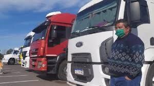 Los transportistas descansan en el Estadio del Bicentenario.