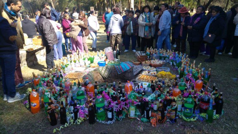 Afiliados y dirigentes del sindicato de la sanidad, ATSA Jujuy, realizaron el año pasado la ceremonia a la Pachamama en la localidad Las Vertientes.