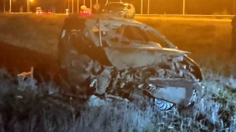 Escapo de una clínica, robó una camioneta y terminó chocando contra un camión