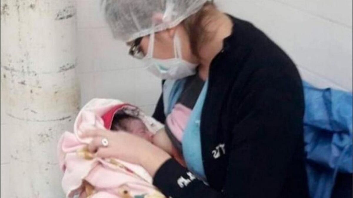 Se volvió viral la foto de una enfermera amamantando a un recién nacido en Santiago