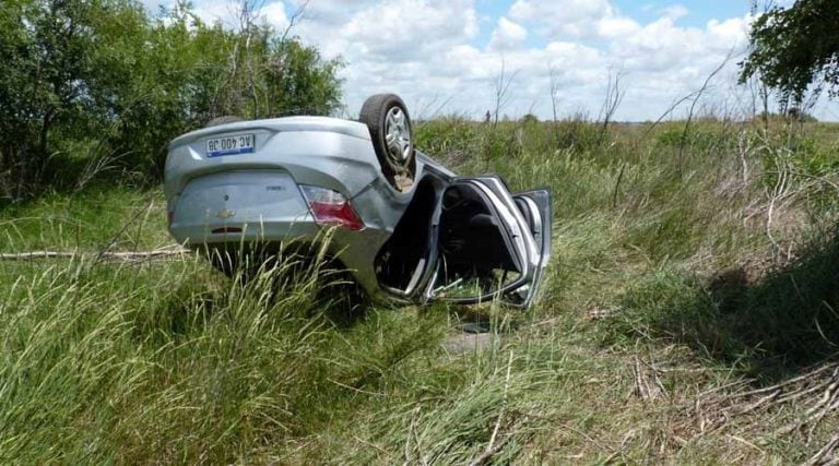 El auto terminó invertido en un bajo de la banquina (Infotec)