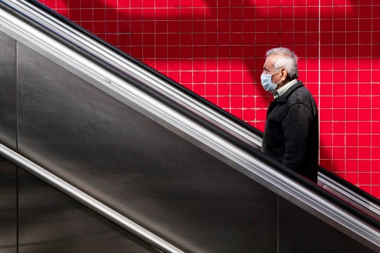 Un hombre en el subte de Los Ángeles (EFE/EPA/ETIENNE LAURENT)