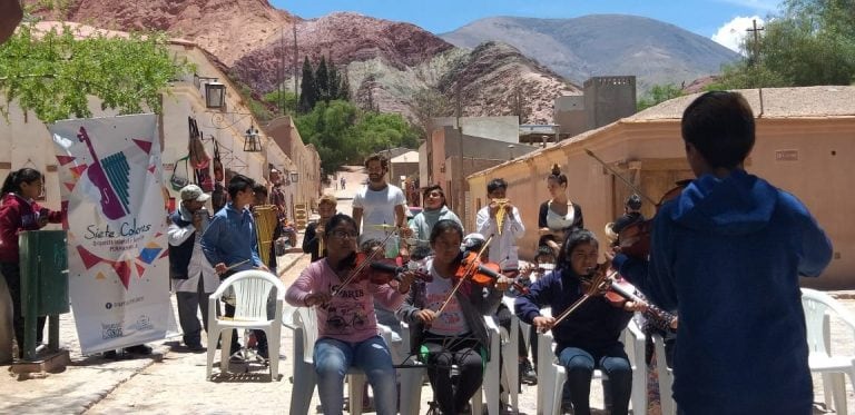 Benjamin Alfonso e Purmamarca junto a los niños de la orquesta